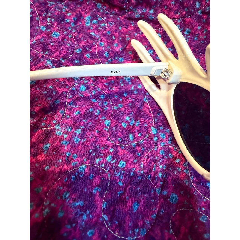 Y2k Dyce Hand Polished Surrealist Hand Shaped Sunglasses Cream White DYVT56625R - Picture 4 of 6
